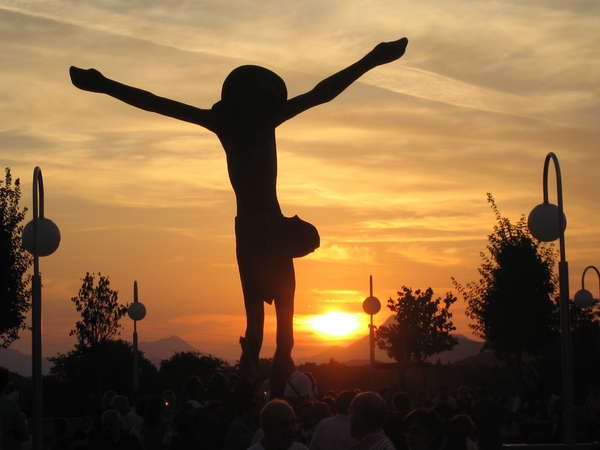 Christusstatue nahe der Kirche